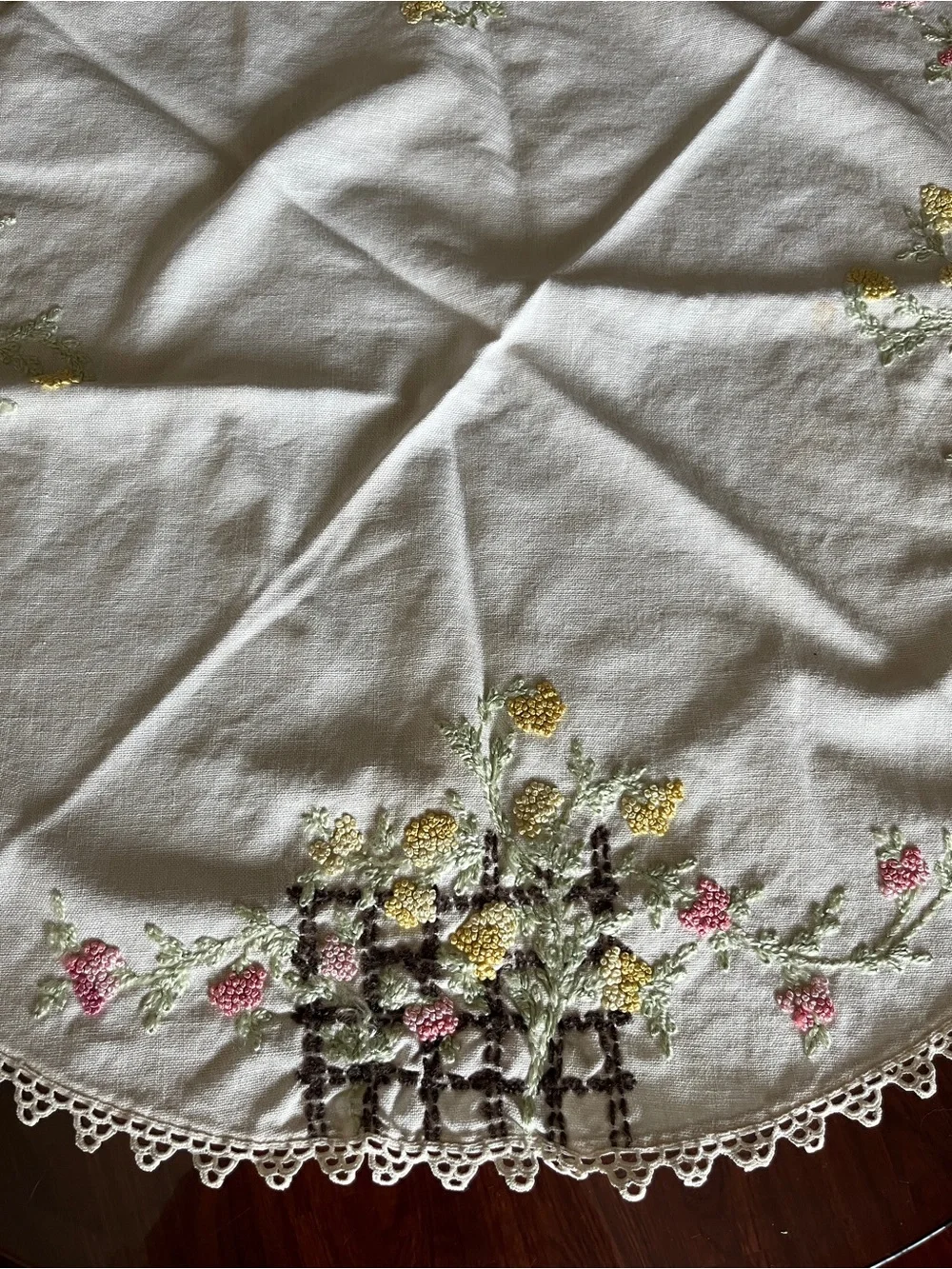 Vintage Hand Embroidered Crochet Table Dresser Round Flower Doily Tablecloth 31”